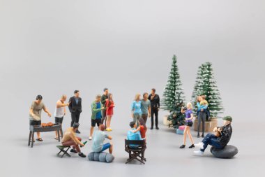 Minyatür İnsanlar, Aileler sevinçle kutluyor ve birlikte yemek yiyorlar. Mutlu Noeller kavramı