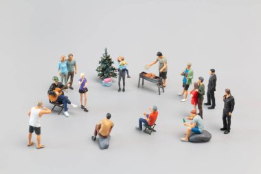 Minyatür İnsanlar, Aileler sevinçle kutluyor ve birlikte yemek yiyorlar. Mutlu Noeller kavramı