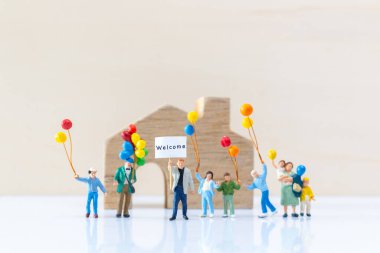 Minyatür insanlar evin önünde 