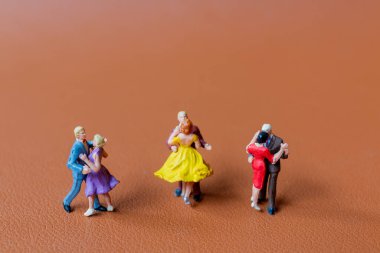 Minyatür insanlar Dansçı çift pürüzsüz kahverengi arka planda