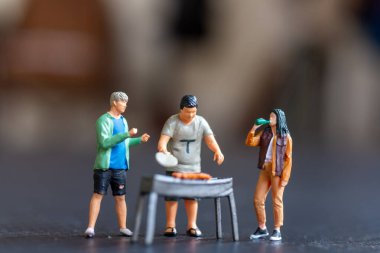 Minyatür insanlar barbekü yapıyor, içki içiyor, hatıralar yaratıyor ve gülüyorlar.