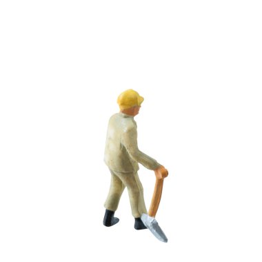 Elinde kürek tutan minyatür inşaat işçisi, kesme yolu ile beyaz arkaplanda izole