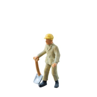 Elinde kürek tutan minyatür inşaat işçisi, kesme yolu ile beyaz arkaplanda izole