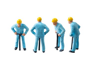 Mavi üniformalı minyatür inşaat işçisi kırpma yolu ile beyaz arkaplanda izole