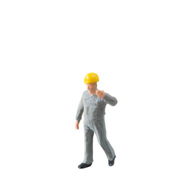 Tulum giymiş minyatür inşaat işçisi beyaz arka planda kırpma yolu ile izole edilmiş.