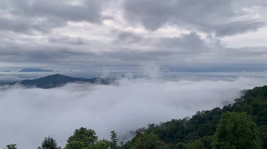 Sabah sisinin dağda kaybolması ve Doi Mon Ngo Ormanı, Mae Taeng Bölgesi, Chiang Mai Eyaleti. Tayland.