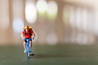 Sırt çantasıyla mavi bir bisiklete binen bir bisikletçinin yakın plan fotoğrafı seyahat ve macera teması için mükemmel.