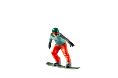 Bir snowboardcuyu orta-hareketli tasvir eden minyatür figür kırpma yolu ile beyaz arkaplanda izole et