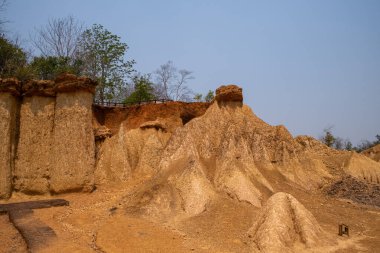 Phrae, Tayland 'daki Phae Mueang Phi Orman Parkı' nda çarpıcı kaya oluşumları. Doğal erozyonla şekillenen sert kumtaşı sütunlarıyla eşsiz bir jeolojik mucize..