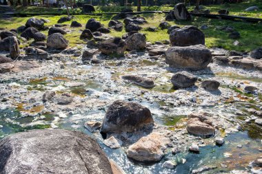 LAMPANG, THAILAND JAN 12, 2025 Chae Son Ulusal Parkı manzaralı, Lampang 'ın en kuzeydeki simgesi. Bereketli dağları, kaplıcaları ve dingin doğal güzelliğiyle tanınan bu park rahatlamak ve macera aramak için ziyaretçileri cezbeder.