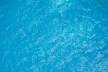 Yüzme havuzundaki su yüzeyi, sağlık, rahatlama ve açık hava aktiviteleri için mükemmel..