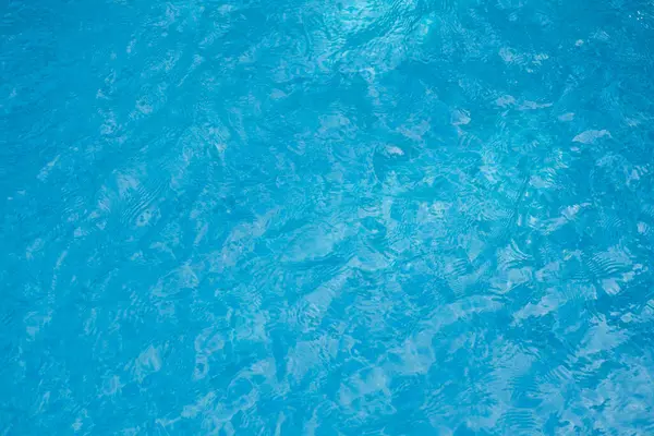 Yüzme havuzundaki su yüzeyi, sağlık, rahatlama ve açık hava aktiviteleri için mükemmel..