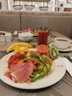 Lezzetli otel kahvaltı büfesi. Kahvaltı yapmak ya da bir restoranda brunch yapmak. Kivi, muz, portakal, greyfurt ve mango gibi taze meyveler. Meyve suyu, çay ve kahve gibi içecekler..