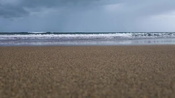 Uitkijkend Naar Zee Vanaf Het Strand Golven Storten Neer Kust — Stockvideo