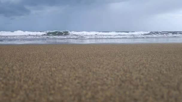 Mirando Mar Desde Playa Olas Chocando Orilla Agua Yendo Viniendo — Vídeos de Stock