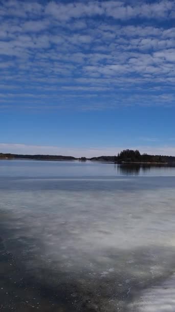 Donmuş Göl Baharda Eriyen Deniz Mavi Gökyüzü Alışılmadık Şekilli Yumuşak — Stok video