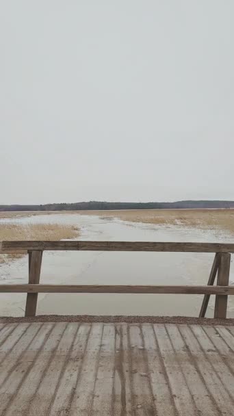Rustikální Dřevěný Most Přes Řeku Led Během Jara Rozpouští Říční — Stock video