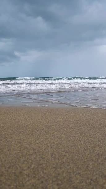 Olhando Para Mar Partir Praia Ondas Batendo Costa Água Indo — Vídeo de Stock