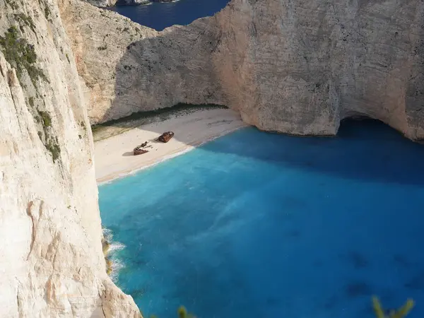 Yunanistan 'ın Zakynthos adasındaki Navagio Sahili' nin (Batık Kumsalı) nefes kesici manzarası. Bu dünyaca ünlü koy dik kireçtaşı kayalıkları, canlı turkuaz suları ve beyaz kumların üzerinde duran paslı bir gemi enkazı barındırıyor. Yukarıdan çekilen resim yüksekliği