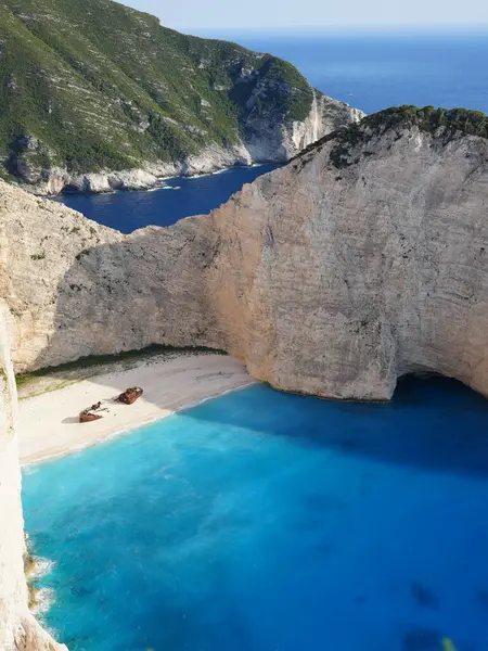 Yunanistan 'ın Zakynthos adasındaki Navagio Sahili' nin (Batık Kumsalı) nefes kesici manzarası. Bu dünyaca ünlü koy dik kireçtaşı kayalıkları, canlı turkuaz suları ve beyaz kumların üzerinde duran paslı bir gemi enkazı barındırıyor. Yukarıdan çekilen resim yüksekliği