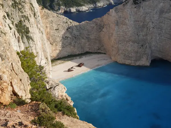 Yunanistan 'ın Zakynthos adasındaki Navagio Sahili' nin (Batık Kumsalı) nefes kesici manzarası. Bu dünyaca ünlü koy dik kireçtaşı kayalıkları, canlı turkuaz suları ve beyaz kumların üzerinde duran paslı bir gemi enkazı barındırıyor. Yukarıdan çekilen resim yüksekliği