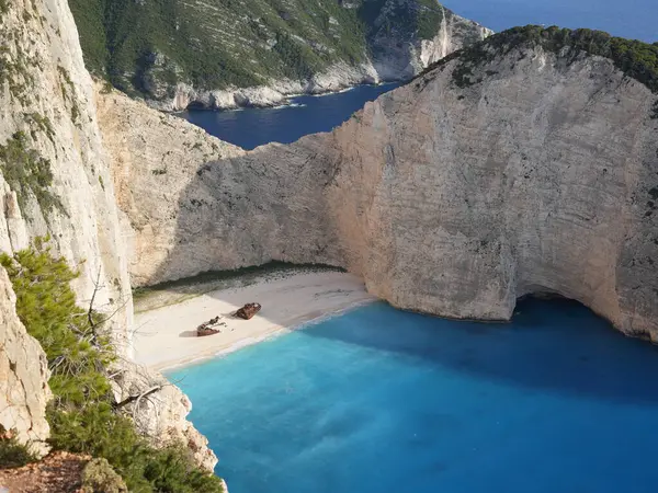 Yunanistan 'ın Zakynthos adasındaki Navagio Sahili' nin (Batık Kumsalı) nefes kesici manzarası. Bu dünyaca ünlü koy dik kireçtaşı kayalıkları, canlı turkuaz suları ve beyaz kumların üzerinde duran paslı bir gemi enkazı barındırıyor. Yukarıdan çekilen resim yüksekliği