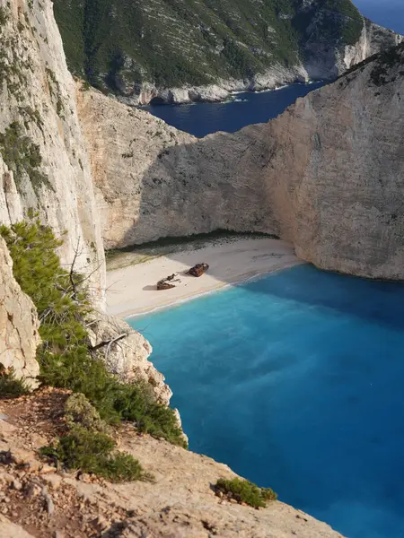 Yunanistan 'ın Zakynthos adasındaki Navagio Sahili' nin (Batık Kumsalı) nefes kesici manzarası. Bu dünyaca ünlü koy dik kireçtaşı kayalıkları, canlı turkuaz suları ve beyaz kumların üzerinde duran paslı bir gemi enkazı barındırıyor. Yukarıdan çekilen resim yüksekliği