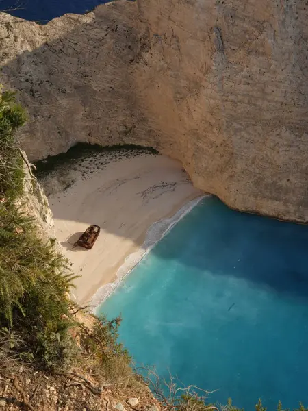 Yunanistan 'ın Zakynthos adasındaki Navagio Sahili' nin (Batık Kumsalı) nefes kesici manzarası. Bu dünyaca ünlü koy dik kireçtaşı kayalıkları, canlı turkuaz suları ve beyaz kumların üzerinde duran paslı bir gemi enkazı barındırıyor. Yukarıdan çekilen resim yüksekliği