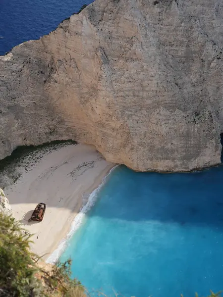 Yunanistan 'ın Zakynthos adasındaki Navagio Sahili' nin (Batık Kumsalı) nefes kesici manzarası. Bu dünyaca ünlü koy dik kireçtaşı kayalıkları, canlı turkuaz suları ve beyaz kumların üzerinde duran paslı bir gemi enkazı barındırıyor. Yukarıdan çekilen resim yüksekliği