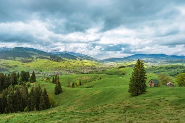 inanılmaz bahar (yaz) dağ manzarası. doğal arkaplan