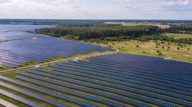 Güneş panelleri ve yeşil ormanın güneşte en üst görünümü (ekoloji kavramı)