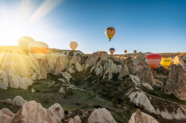 İnanılmaz Cappadocia kayalık manzarası ve gün doğumunda balonlar, vadi ve kanyonların manzarası.