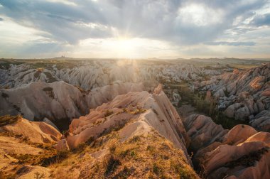 Gün batımında Kapadokya. İnanılmaz kayalık bir yer.