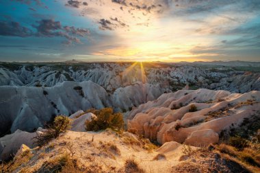 Gün batımında Kapadokya. İnanılmaz kayalık bir yer.