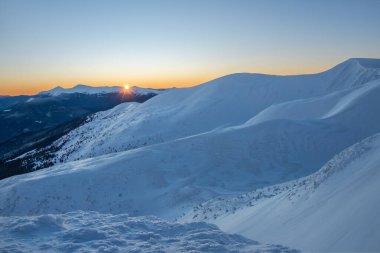 Dağ zirvesinde büyülü bir gün doğumu. Karlı dağ zirveleri. (Peri masalı sakinleştirici manzara))