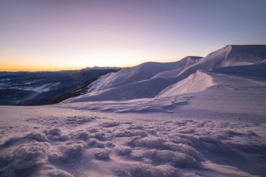 Dağ zirvesinde büyülü bir gün doğumu. Karlı dağ zirveleri. (Peri masalı sakinleştirici manzara))