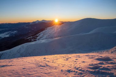 Dağ zirvesinde büyülü bir gün doğumu. Karlı dağ zirveleri. (Peri masalı sakinleştirici manzara))