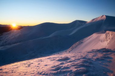 Dağ zirvesinde büyülü bir gün doğumu. Karlı dağ zirveleri. (Peri masalı sakinleştirici manzara))