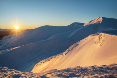 Dağ zirvesinde büyülü bir gün doğumu. Karlı dağ zirveleri. (Peri masalı sakinleştirici manzara))