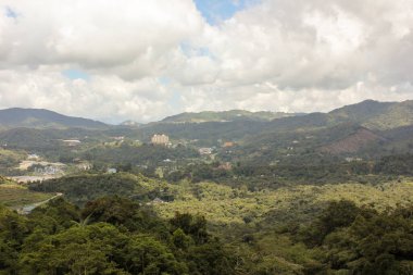 Malezya 'daki Cameron Highlands tepelerindeki Tanah Rata kasabasının çevresindeki tropikal yağmur ormanlarının yeşil manzarası..