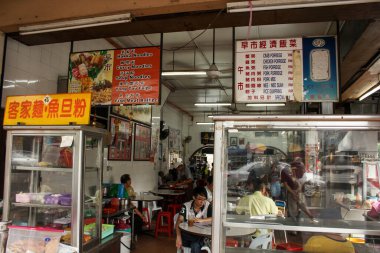 Ipoh, Perak, Malezya - Kasım 2012: Ipoh kasabasında erişte çorbası ve yulaf lapası servis eden kalabalık bir yerel restoran.