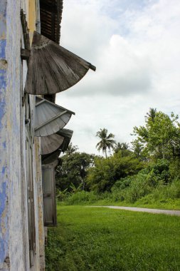 Ipoh, Perak, Malezya - Kasım 2012: Malezya 'nın Ipoh kentindeki eski Papan kasabasında bir miras evinin ahşap pencere güneşlikleri.