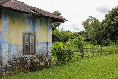 Ipoh, Perak, Malezya - Kasım 2012: Malezya 'da Ipoh yakınlarındaki Papan köyünde kare pencereli eski bir vintage ev.