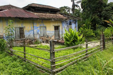 Ipoh, Perak, Malezya - Kasım 2012: Malezya 'da Ipoh yakınlarındaki Papan köyünde kare pencereli eski bir vintage ev.