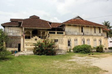 Ipoh, Perak, Malezya - Kasım 2012: Malezya 'da Ipoh yakınlarındaki Papan köyünde eski bir sömürge dönemi miras evi.