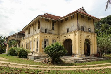 Ipoh, Perak, Malezya - Kasım 2012: Ipoh kenti yakınlarındaki Jalan Papan köyünde kaliteli mimarisi olan güzel bir sömürge döneminin dış cephesi.