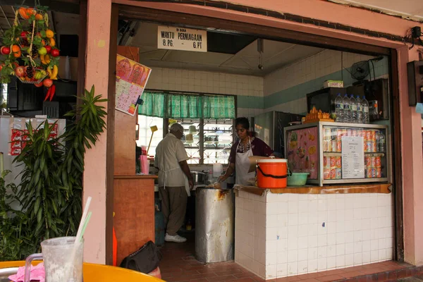マレーシア パーク イポー 2012年11月 イポーの屋台で小さなキッチンで働く人々 ストック写真