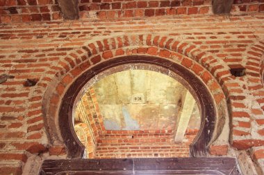 Ipoh, Perak, Malezya - Kasım 2012: Fanlight, Batu Gajah 'taki Kellie Kalesi' nin sömürge dönemi anıtındaki tuğla bir duvarın çıplak duvarındaki kapıyı çerçeveledi.
