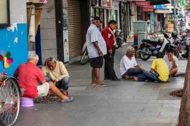 Georgetown, Penang, Malezya - Kasım 2012: George Town, Penang 'da yol kenarında dama oynayan bir grup yaşlı adam.