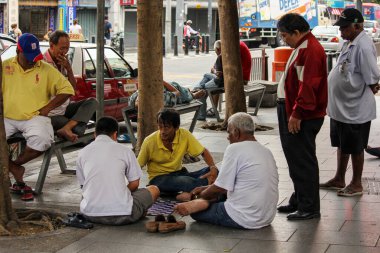 Georgetown, Penang, Malezya - Kasım 2012: George Town, Penang 'da yol kenarında dama oynayan bir grup yaşlı adam.